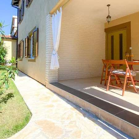 Romana 2 Stari Apartman *